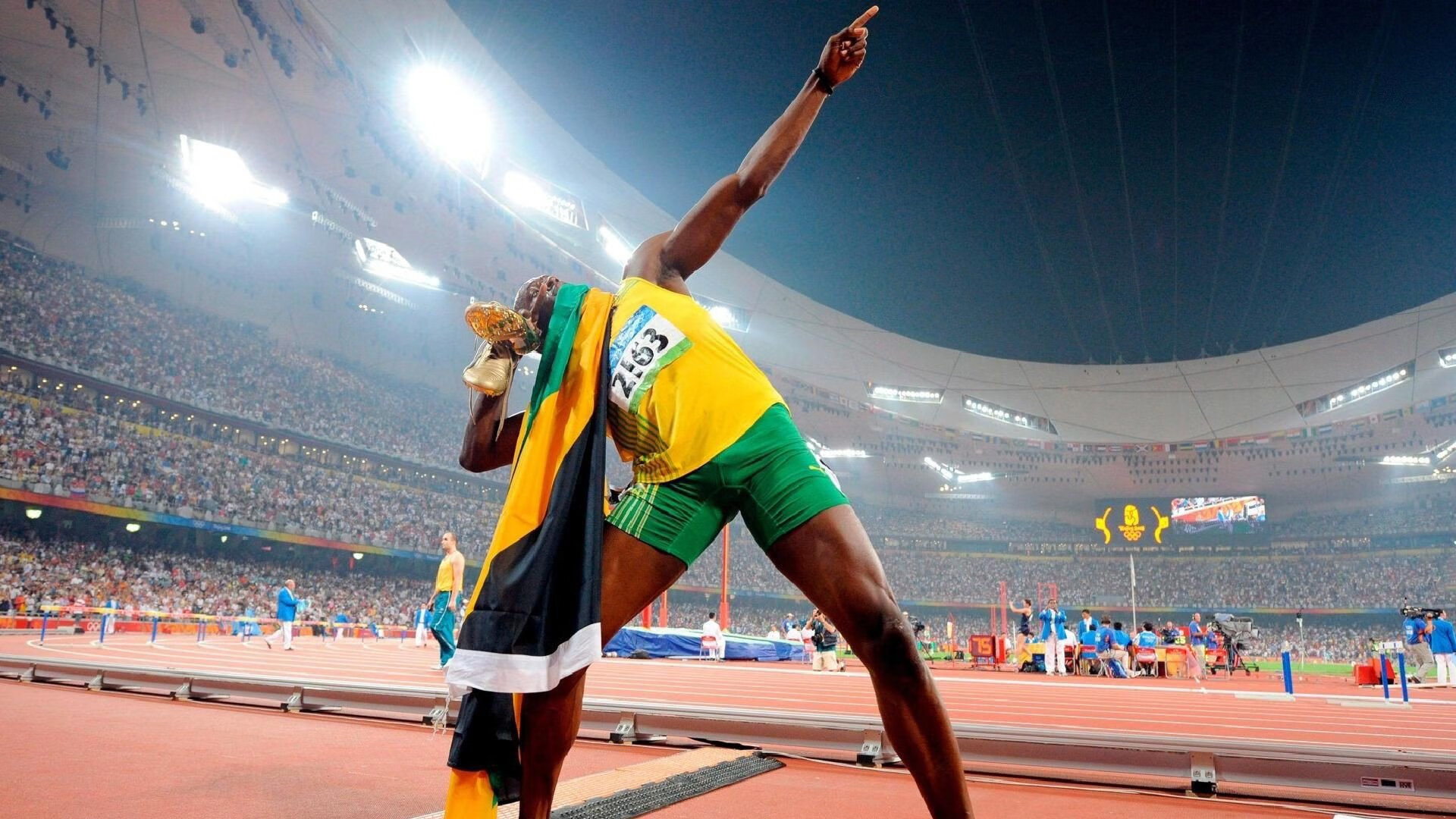 红牛内战风云，周冠宇惊艳四座，鏖战中的新星崛起