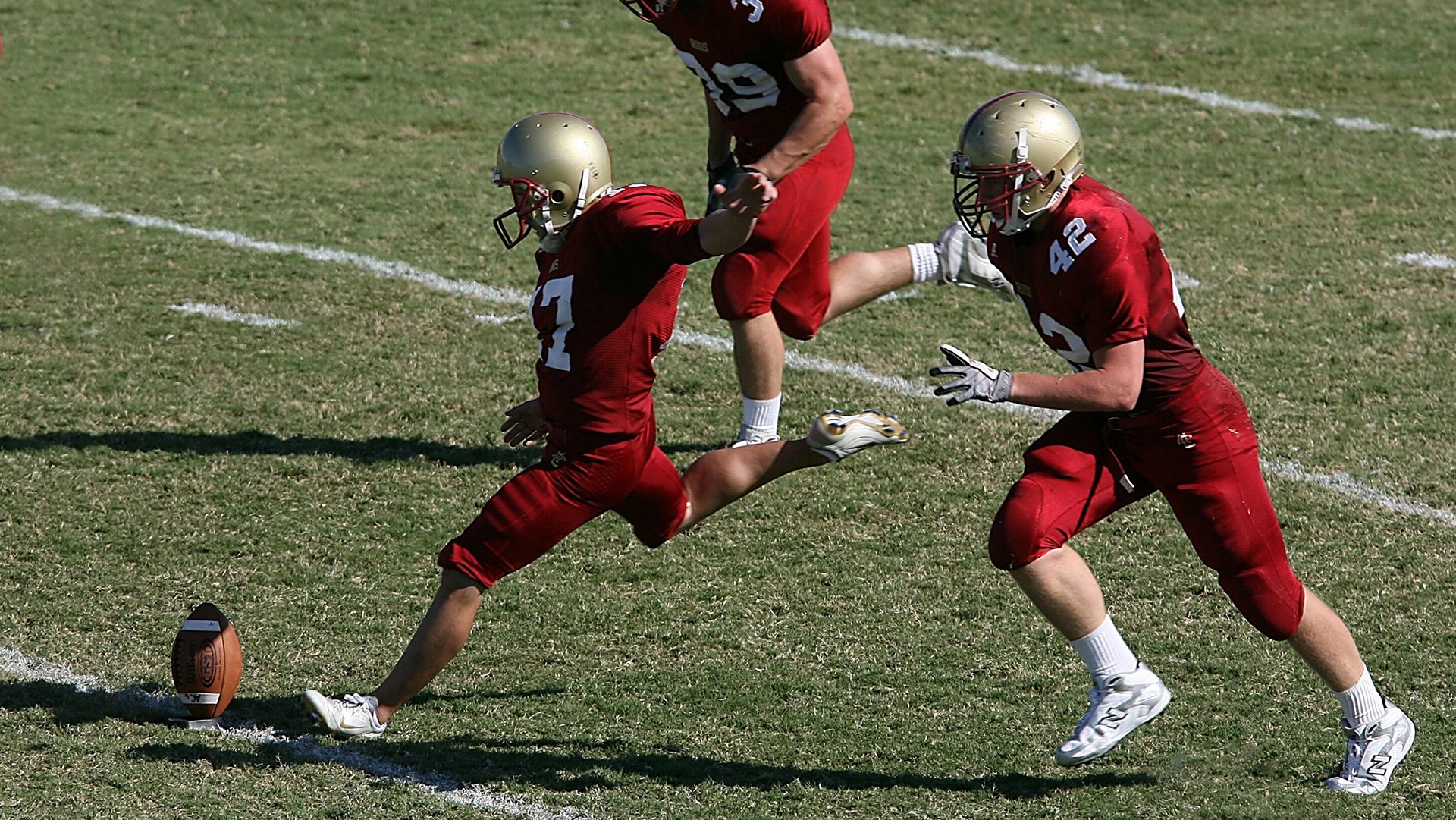 赛道上的历史性瞬间，迈凯伦逆转哈斯，汉密尔顿再创不朽纪录
